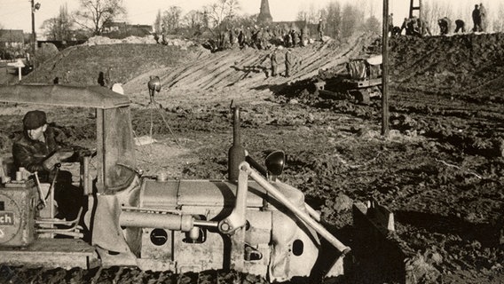 Ein Bulldozer hilft mit bei der Neuerrichtung des Schlafdeichs in Blexen. © Archiv des Rüstringer Heimatbundes e.V. 