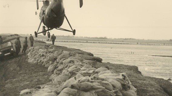 Der Deich von Butjadingen am Tag nach der Sturmflut 1962. © Archiv des Rüstringer Heimatbundes e.V. 