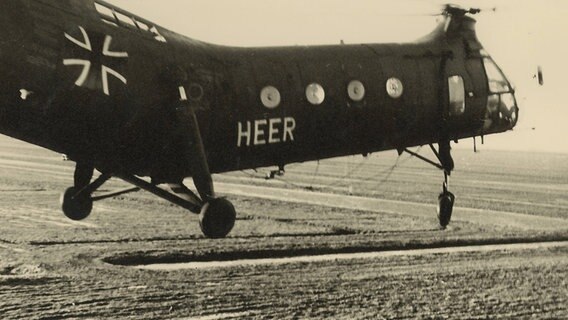 Ein Bundeswehrhubschrauber fliegt am Tag nach der Sturmflut 1962 über den Deich von Butjadingen. © Archiv des Rüstringer Heimatbundes e.V. 