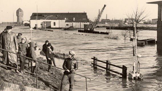 Hochwasser am Deichschaart Hafenstraße am Tag nach der Sturmflut 1962. © Archiv des Rüstringer Heimatbundes e.V. 
