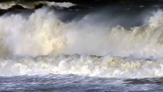 Wellen brechen auf der Nordsee.  