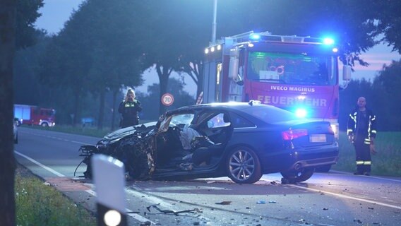 Ein Pkw steht nach einem Unfall auf einer Bundesstraße neben einem Einsatzfahrzeug der Feuerwehr. © Nord-West-Media TV 
