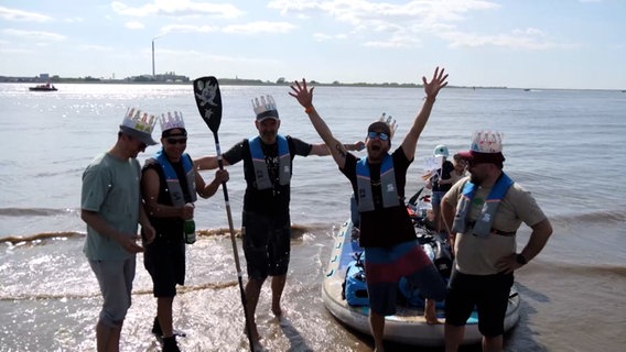 Stand-up-Paddler (SUP) sind nach knapp 100 Stunden auf einem großen SUP-Board in Bremerhaven angekommen. © TeleNewsNetwork 