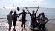 Stand-up-Paddler (SUP) sind nach knapp 100 Stunden auf einem großen SUP-Board in Bremerhaven angekommen. © TeleNewsNetwork 