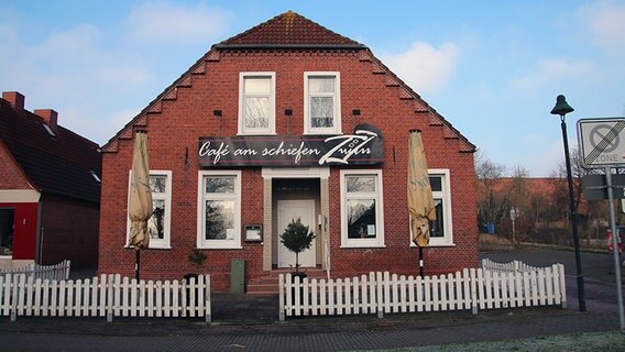 Ein altes Haus mit einem Café. © NDR Foto: Oliver Gressieker