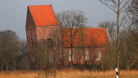 Die schiefe Kirche von Suurhusen. © NDR Foto: Oliver Gressieker