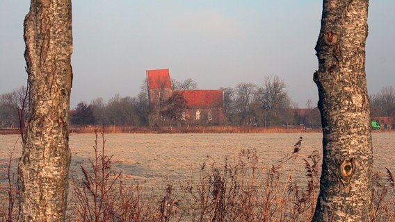 Der schiefe Kirchrturm von Suurhusen. © NDR Foto: Oliver Gressieker