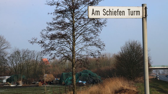 Ein Straßenschild mit der Aufschrift "Am Schiefen Turm" © NDR Foto: Oliver Gressieker