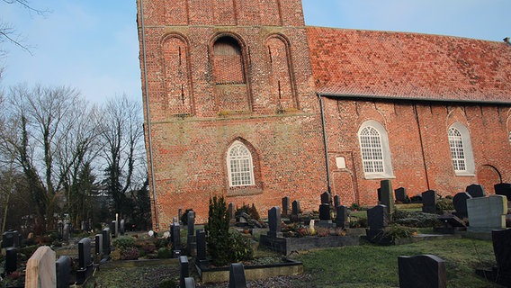Gräber vor der Kirche von Suurhusen. © NDR Foto: Oliver Gressieker