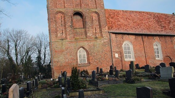 Gräber vor der Kirche von Suurhusen. © NDR Foto: Oliver Gressieker