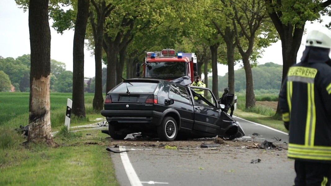 Zwei Tote bei Unfällen Autos rasen gegen Baum NDR.de