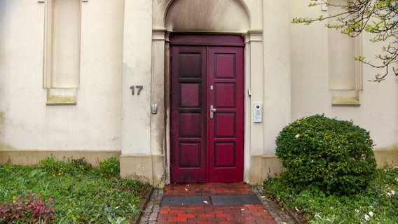 Die Synagoge der jüdischen Gemeinde Oldenburg nach einem Brandanschlag © NDR 