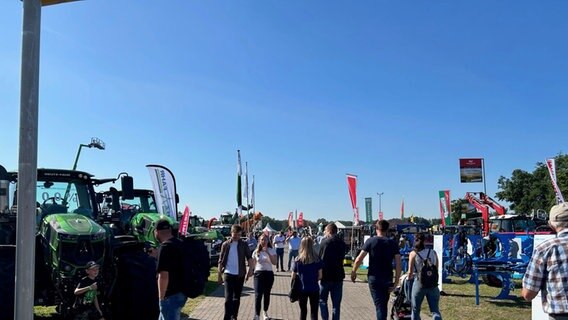 Besucher gehen über eine Landwirtschaftsausstellung in Tarmstedt. © NDR Foto: Svenja Nanninga