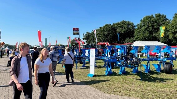 Besucher gehen über eine Landwirtschaftsausstellung in Tarmstedt. © NDR Foto: Svenja Nanninga