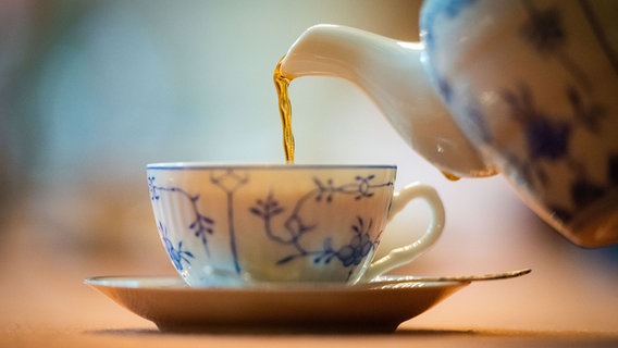 Tee wird in eine Tasse eingeschenkt. © picture alliance/dpa/Mohssen Assanimoghaddam Foto: Mohssen Assanimoghaddam