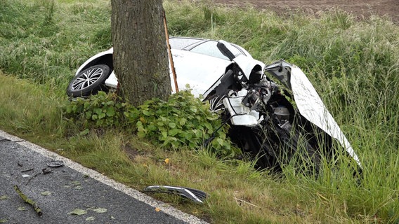 Ein Auto nach einem Unfall neben einem Baum © NWM 