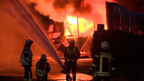 Eine Industriehalle in Thedinghausen steht in Flammen. © NonstopNews 