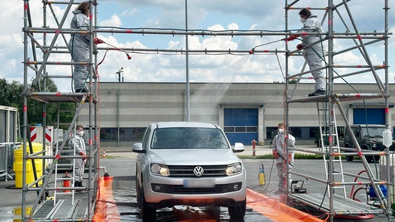 In einer Dekontaminationsschleuse wird während einer Übung zum Tierseuchenschutz ein Auto gereinigt © NDR Foto: Thees Jagels
