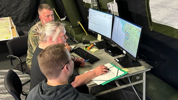 Mitarbeiter des Landkreises Leer und der Bundeswehr im Lagezentrum während einer Übung zum Tierseuchenschutz Mitarbeiter des Landkreises Leer und der Bundeswehr im Lagezentrum während einer Übung zum Tierseuchenschutz © NDR Foto: Thees Jagels