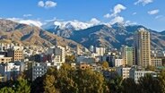 Blick auf Teheran und die dahinterliegenden Berge. © NDR Foto: Uwe Tönsing