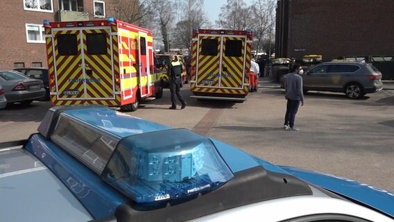 Rettungswagen und ein Streifenwagenvor einem Tatort in Delmenhorst. © NonstopNews 