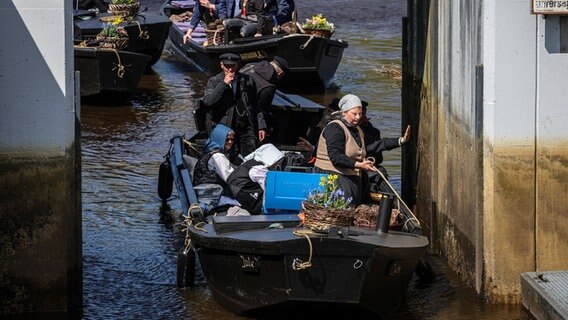 Historische Torfkähne fahren bei der Torfkahnarmada auf der Wümme im Niederblockland auf der Fahrt nach Bremen in die Schleuse Dammsiel. © dpa Foto: Focke Strangmann