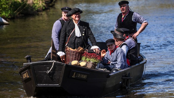 Historische Torfkähne fahren bei der Torfkahnarmada auf der Kleinen Wümme durch das Niederblockland bei Dammsiel nach Bremen. © dpa Foto: Focke Strangmann