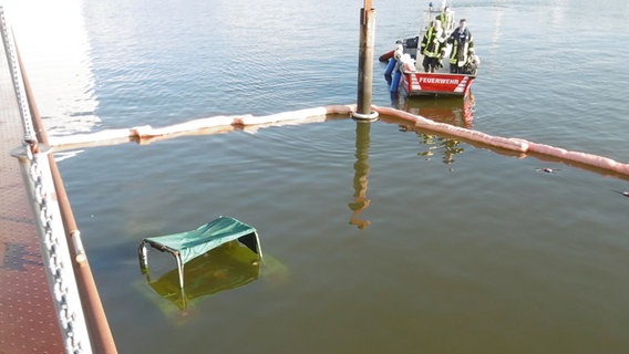 Ein Trecker ist im Hafenbecken von Lemwerder versunken. © Polizeiinspektion Delmenhorst/Oldenburg-Land/Wesermarsch 