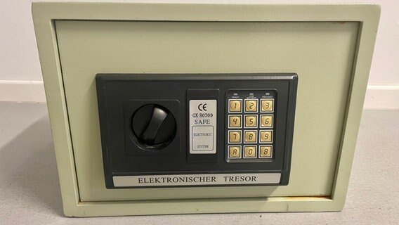 Ein Tresor mit einem elektronischen Zahlenschloss. © Polizeiinspektion Wilhelmshaven/Friesland 