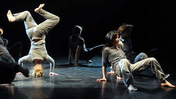 Tänzer und Tänzerinnen des Oldenburgischen Staatstheaters proben das "Triple Bill"-Teilstück "Child in time". © dpa-Bildfunk Foto: Ingo Wagner