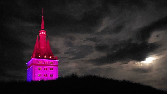 Der Westturm auf Wangerooge wird mit bunten LEDs angeleuchtet. © picture alliance/dpa/Jugendherberge Wangerooge | Jessica Indenbirken Foto: Jessica Indenbirken