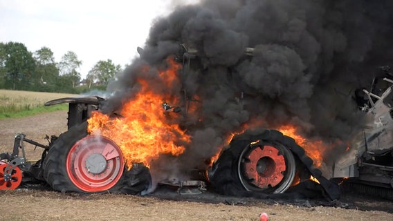 Ein Traktor steht auf einem Feld in Flammen. © Nord-West-Media TV 