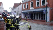 Feuerwehrleute bei einem Einsatz in der Innenstadt von Twistringen. © Nord-West-Media TV 