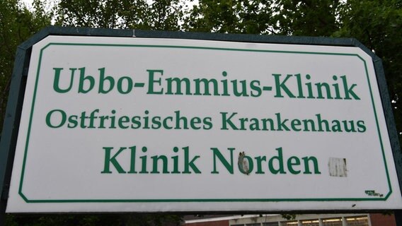 "Ubbo-Emmius-Klinik Ostfriesisches Krankenhaus Klinik Norden" steht in Norden (Niedersachsen) auf einem Schild vor der Einfahrt des Krankenhauses. © picture alliance / Carmen Jaspersen/dpa | Carmen Jaspersen Foto: Carmen Jaspersen