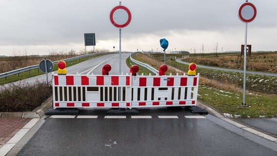 Eine Straßenabsperrung ist vor einer illegal gebauten Umgehungsstraße. © dpa-Bildfunk Foto: Assanimoghaddam/dpa