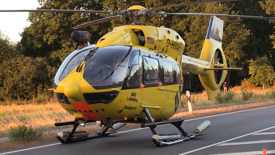 Ein gelber Rettungshubschrauber auf einer Straße. © TeleNewsNetwork 