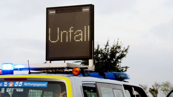 Ein Schild auf dem Dach eines Polizeiautos warnt vor einer Unfallstelle. © TeleNewsNetwork 