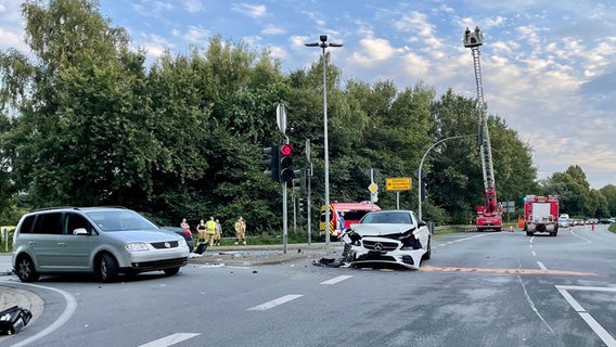 Ein weißer Pkw steht auf einer Kreuzung nach einem Unfall. © Freiwillige Feuerwehr Osterholz-Scharmbeck 