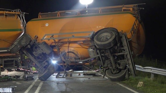 Ein umgekipptes Lkw-Gespann nach einem Unfall. © TelenewsNetwork 