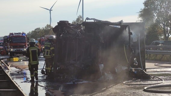 Ein ausgebrannter Lkw auf der A27. © Polizeiinspektion Cuxhaven 