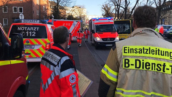 Feuerwehrleute und Rettungssanitäter ebi einem Verkehrsunfall mit Bus in Brmerhaven. © Feuerwehr Bremerhaven 