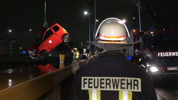 Ein Mikroauto wird aus einem Hafenbecken geborgen. © Nonstopnews 