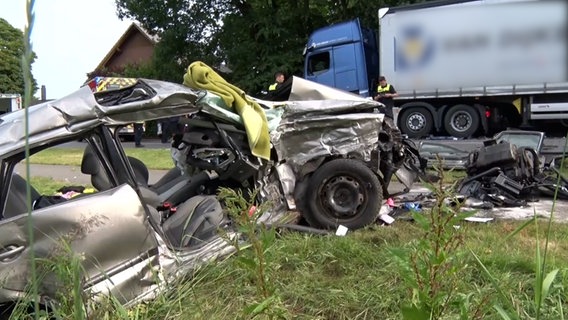 Ein zerstörtes Unfallauto liegt im Straßengraben. © Nord-West-Media TV 