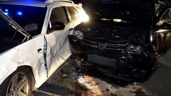 Zwei beschädigte Autos stehen nach einem Unfall nebeneinander. © TeleNewsNetwork 