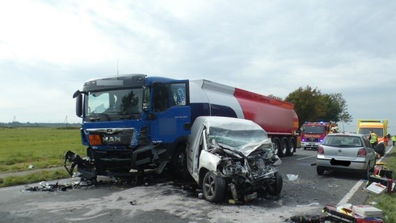 EIn Lkw und ein Pkw stehen nach einem Unfall auf einer Straße. © Polizeiinspektion Delmenhorst/Oldenburg-Land/Wesermarsch 