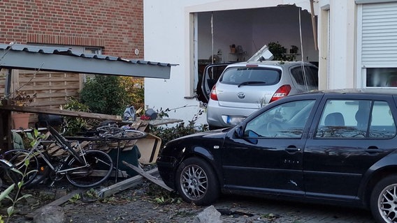 Ein Auto ist durch die Wand eines Einfamilienhauses in Oldenburg gekracht und erst im Wohnzimmer zum Stehen gekommen. © Uwe Arndt/Nord-West-Media TV/dpa Foto: Uwe Arndt