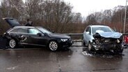 Zwei Pkw stehen nach einem Unfall auf der Autobahn. © TeleNewsNetwork 