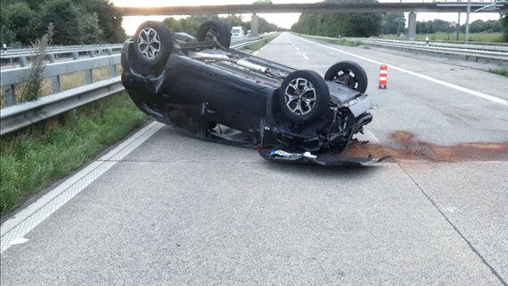 Ein Pkw liegt auf dem Kopf auf der Autobahn 29. © Polizeiinspektion Oldenburg-Stadt / Ammerland 