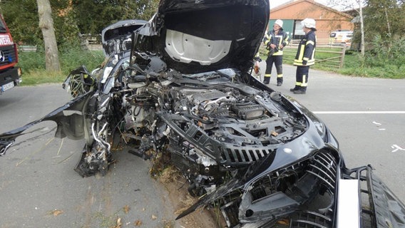 Ein Sportwagen der Marke Mercedes nach einem Unfall © Polizeiinspektion Cuxhaven 