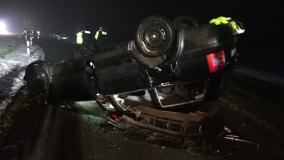 Nach einem Unfall im Landkreis Oldenburg liegt ein Auto auf einer Straße auf dem Dach. Nach einem Unfall im Landkreis Oldenburg liegt ein Auto auf einer Straße auf dem Dach. © NonstopNews
